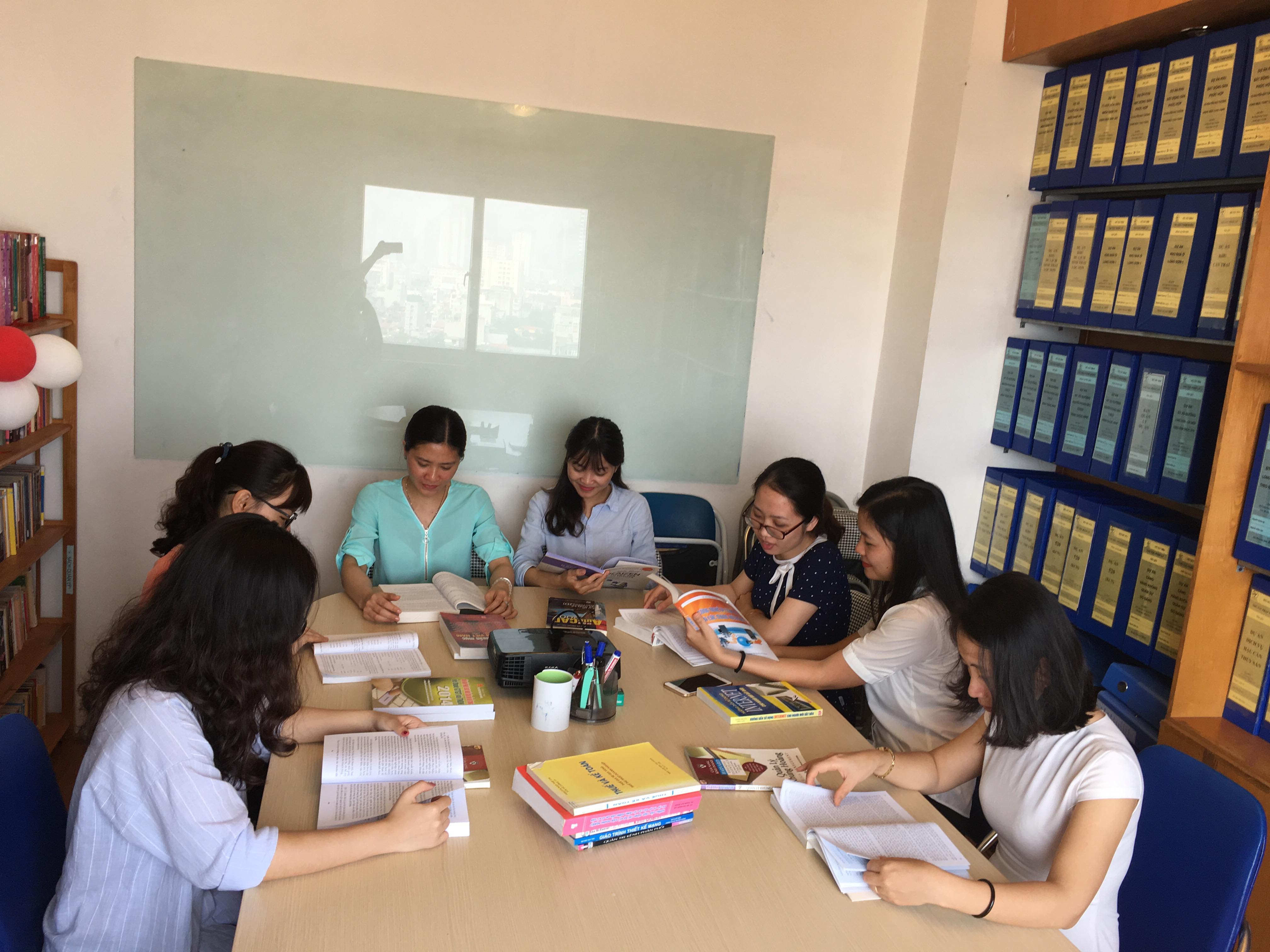 Hoạt động chào mừng ngày sách Việt Nam 21/4/2018 tại HVT Invecon